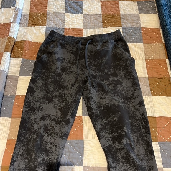 Mens lululemon joggers gray camo sweatpants medium - Picture 2 of 4